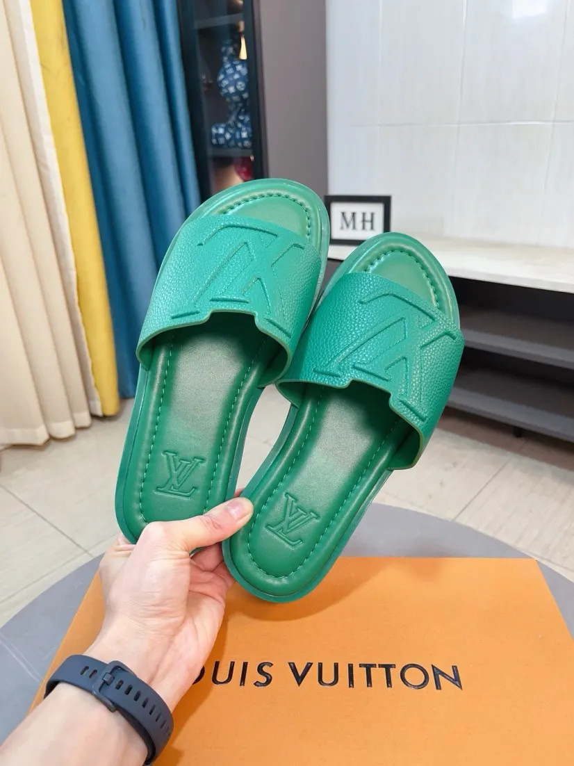 Men's shoes 💰300🌸🌸LV Ordinary men's spring and summer slippers, uppers imported from Italy, cowhide fabric, logo graphics, high-quality craftsmanship, soles: original soles specially provided by the original factory, exclusive movable molded soles super comfortable, original factory single goods, 🔍🔍high quality, you can enter and exit the counter at will, welcome to compare, size 38-45